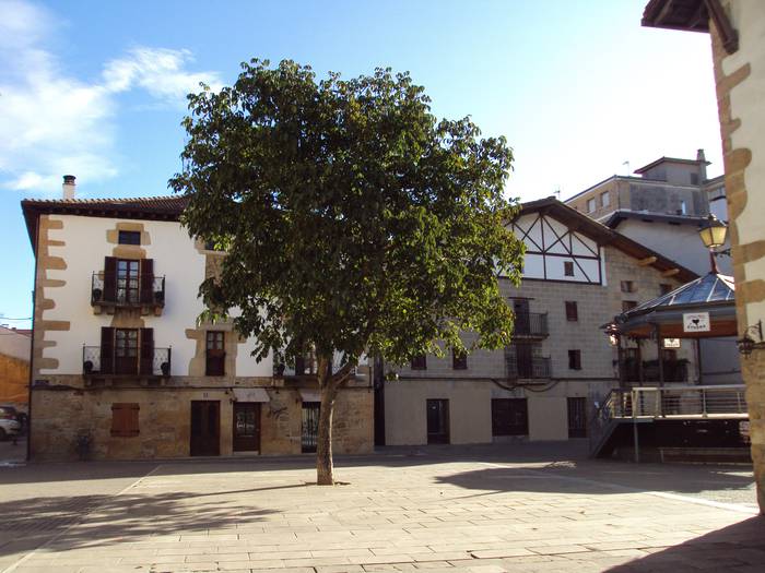 Nafarroako Gobernuak “terrorismoa goratzen duten pintadak” borratuko ditu