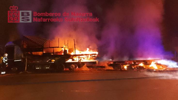 Kamioiak su hartu zuen