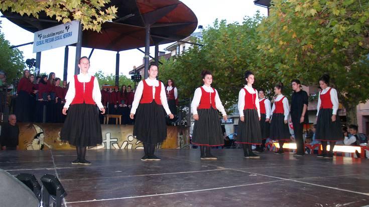 Ahotsak eta dantzak bat eginik