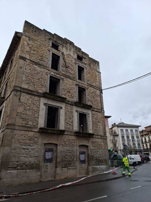 Haizearen ondorioz suhiltzaileak atera dira