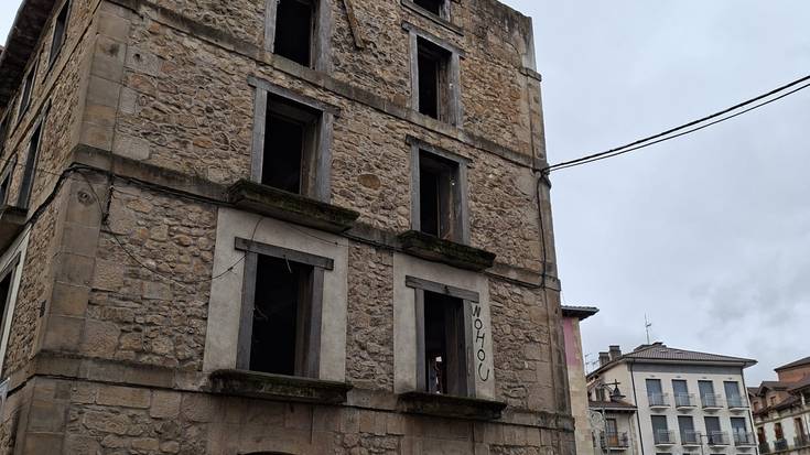 Haizearen ondorioz suhiltzaileak atera dira