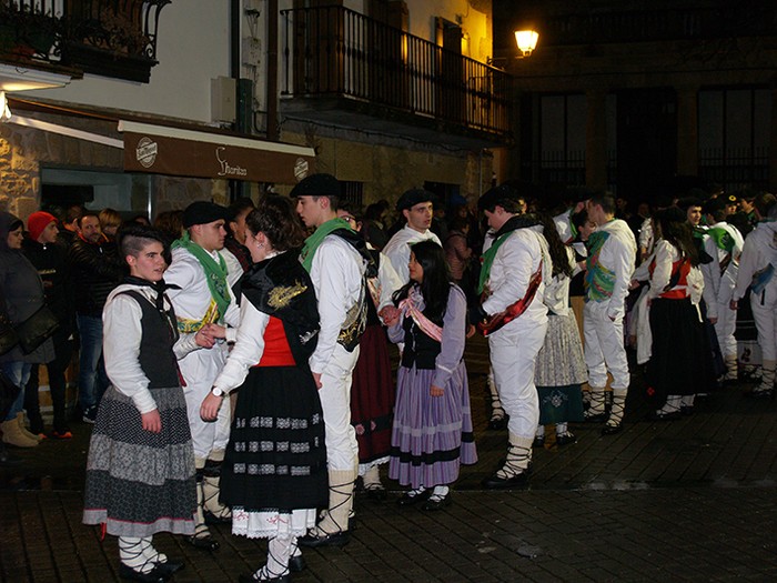 Kintoak zortzikoa dantzatzen - 2