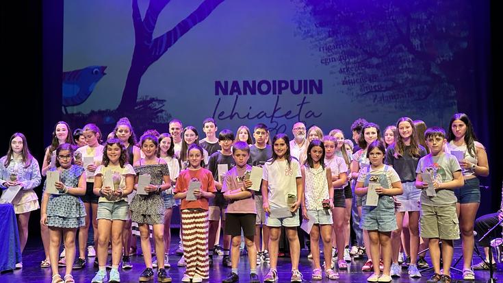Sakanako Mank-ek literatura sariak banatu ditu