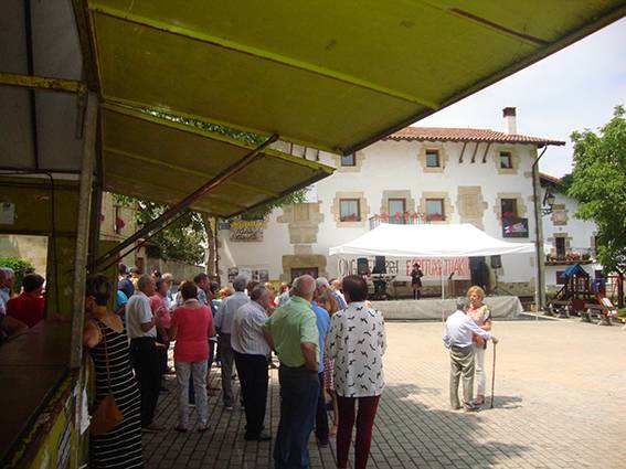 Festak: pintxopote gaztetxeroa. Ondoren, Luken eta Sarabe bakarlariak