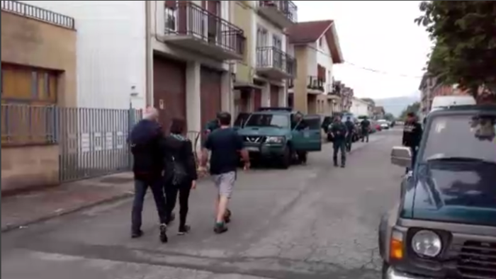 88 guardia civil eta 27 ibilgailu azken 4 atxiloketak egiteko