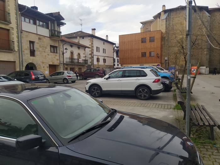 Zubeztia plazako aparkalekua aldi baterako itxita