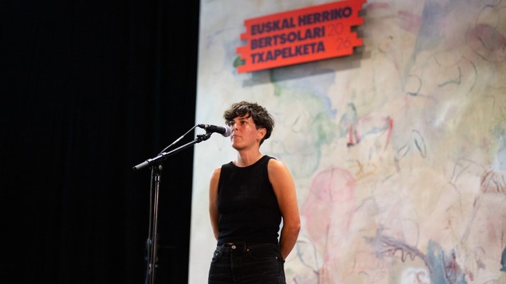 Saioa Oneka Mugica Nafarroako Bertsozale Elkarteko kidearekin EHko Bertsolari txapelketaz