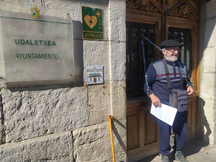 Konponbide eske, udaletxean kateatuta