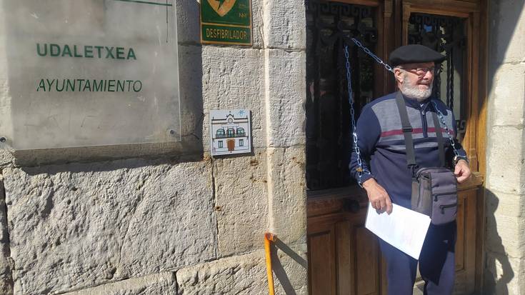 Konponbide eske, udaletxean kateatuta