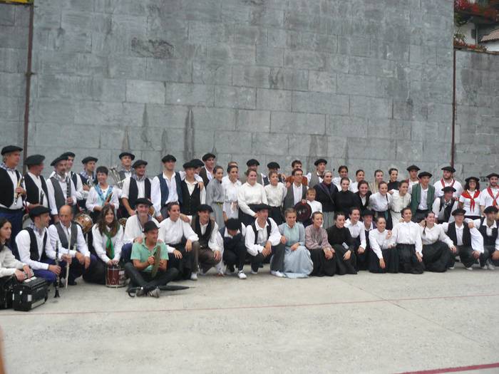 Leitzako Aurrera dantza taldearen emanaldia