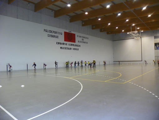 Kiroldegirako atezain eta garbitzaile bila daude