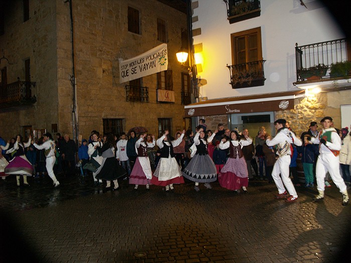 Kintoak zortzikoa dantzatzen - 16