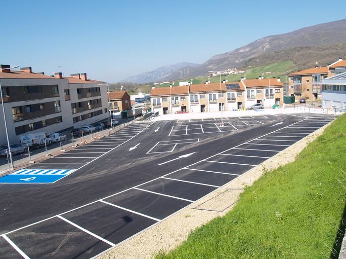 Berritutako aparkalekua zabalik