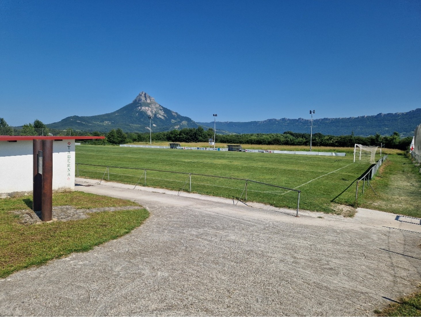 Futbol zelaitik ateratako lurra banatuko du udalak