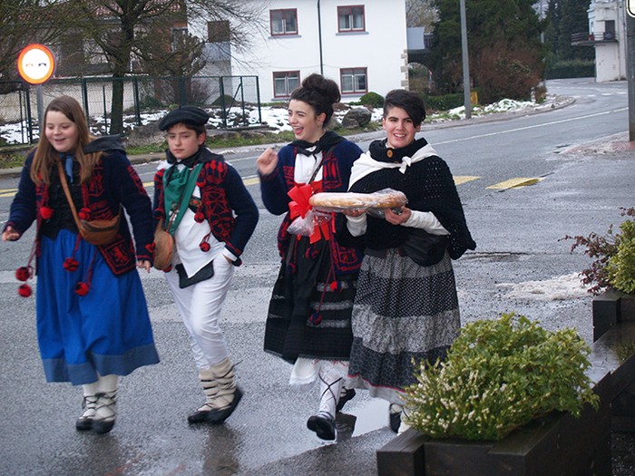 Kintoz bete dira kaleak - 27