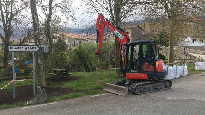 Erreka kaleko zubia zaharberritze lanengatik itxita