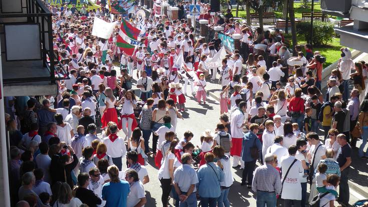 Altsasuko peñen lehen kalejira festetan