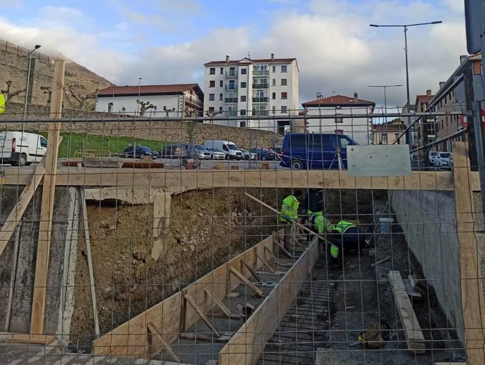 Aparkalekua berritzeko eta berria egiteko lanak hasiak