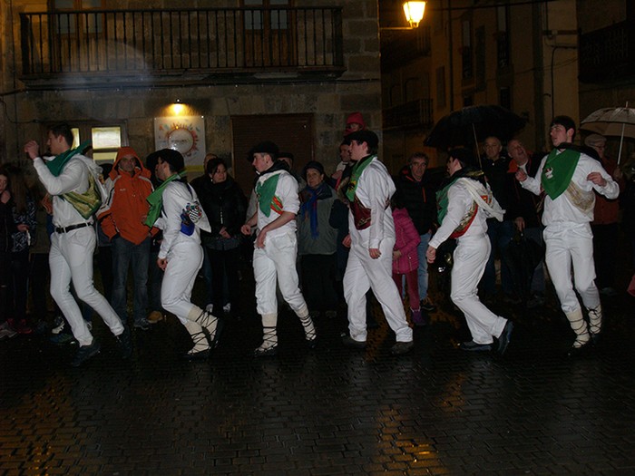 Kintoak zortzikoa dantzatzen - 19