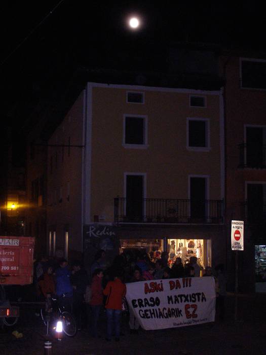 Eraso matxistak salatu dituzte