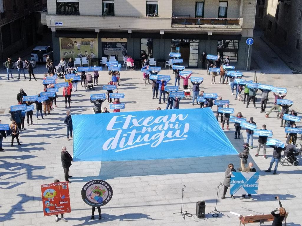 Goizez motxiladun umeak, iluntzean guraso presoak