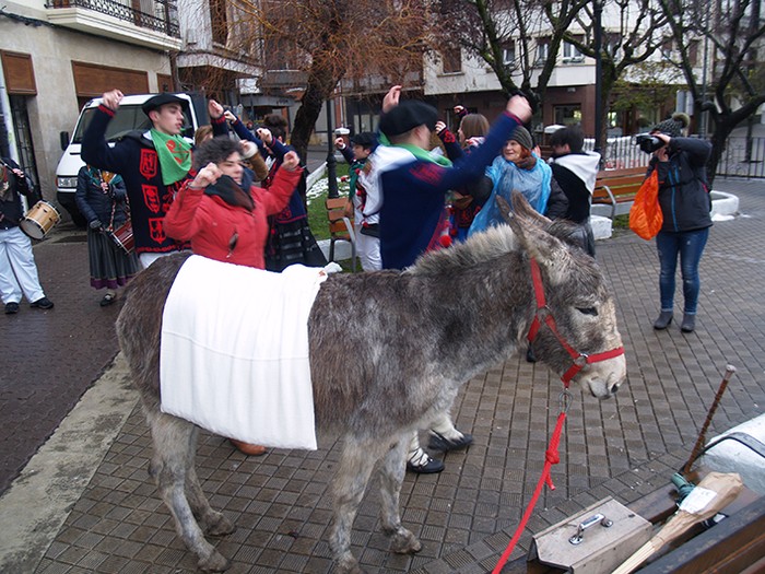 Kintoz bete dira kaleak - 24