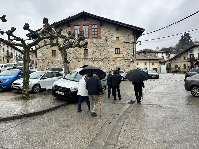 Jubilatu elkartea San Joanak prestatzen