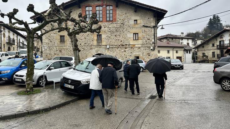 Jubilatu elkartea San Joanak prestatzen