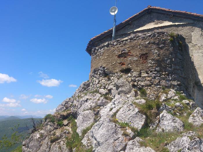 Gurelurrek Ergako ermitako telefonia antena ilegala salatu du